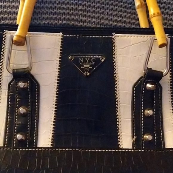 NYC ACCESSORY PURSE - Picture 5 of 8